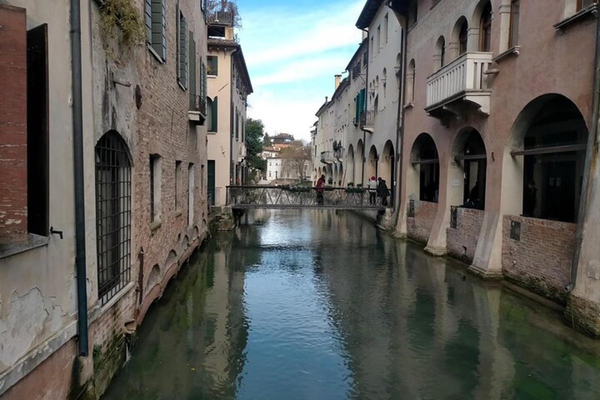 un canale in un vicolo tra due edifici