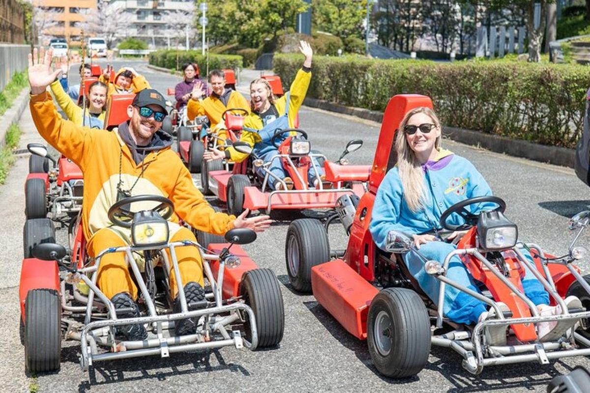 un grup de persones que viatgen en cotxes i karts