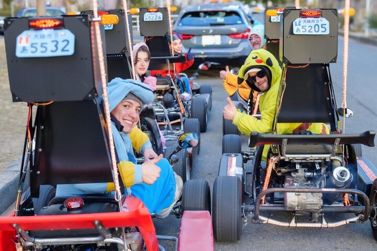 un gruppo di persone che percorrono in carrozza una strada
