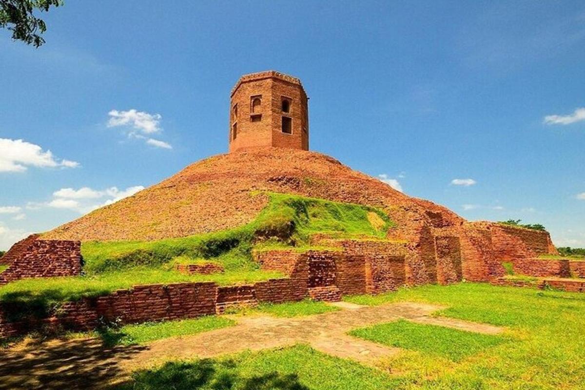 ein Gebäude mit einem Turm darauf