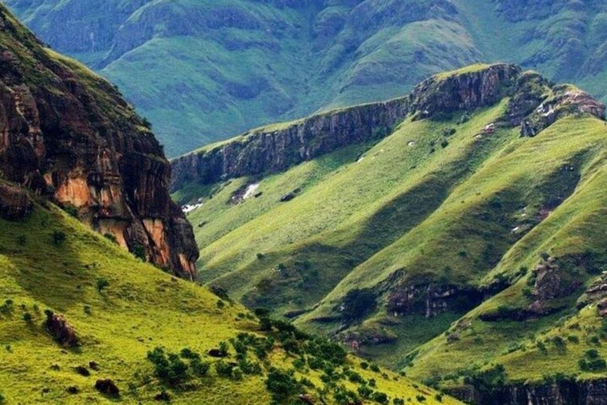 una vista de una cadena montañosa con colinas verdes