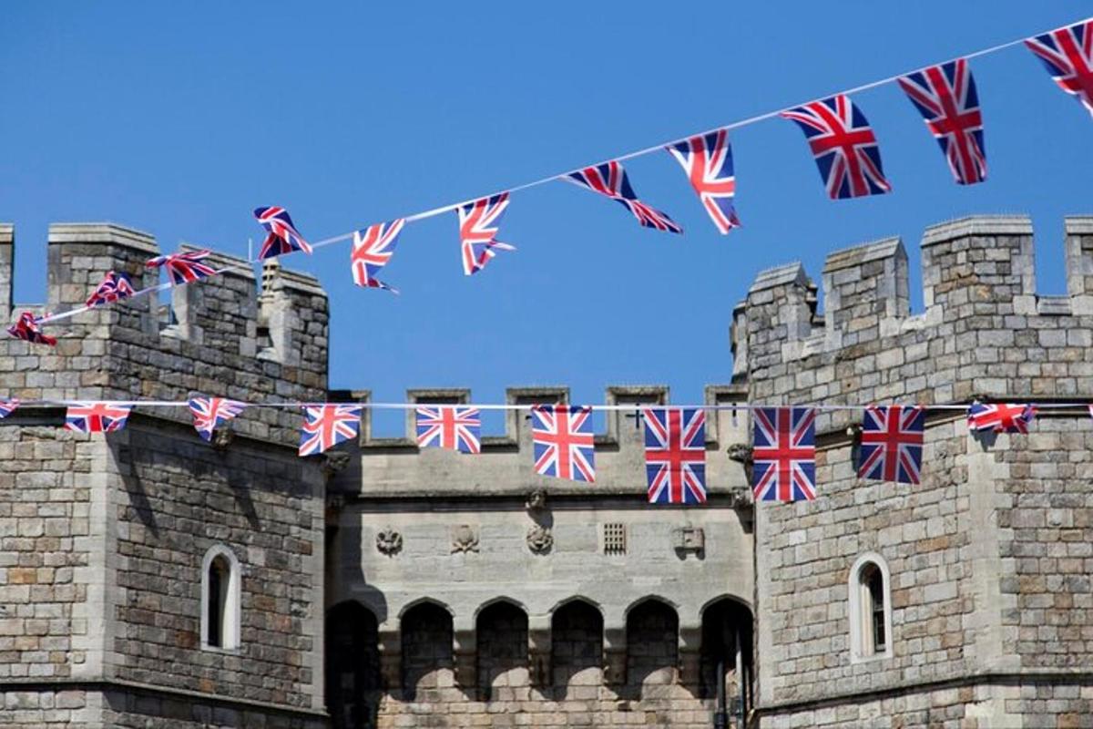 un munt de banderes britàniques penjades davant d'un castell