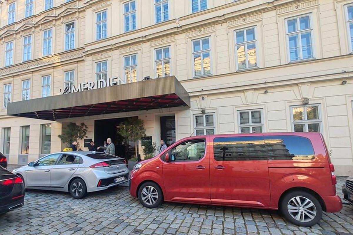 un furgone rosso parcheggiato davanti a un edificio