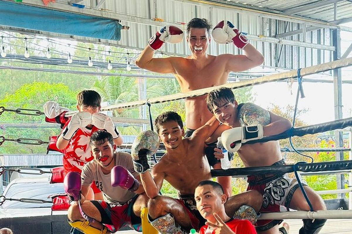 sekumpulan lelaki bergambar dalam gelanggang tinju