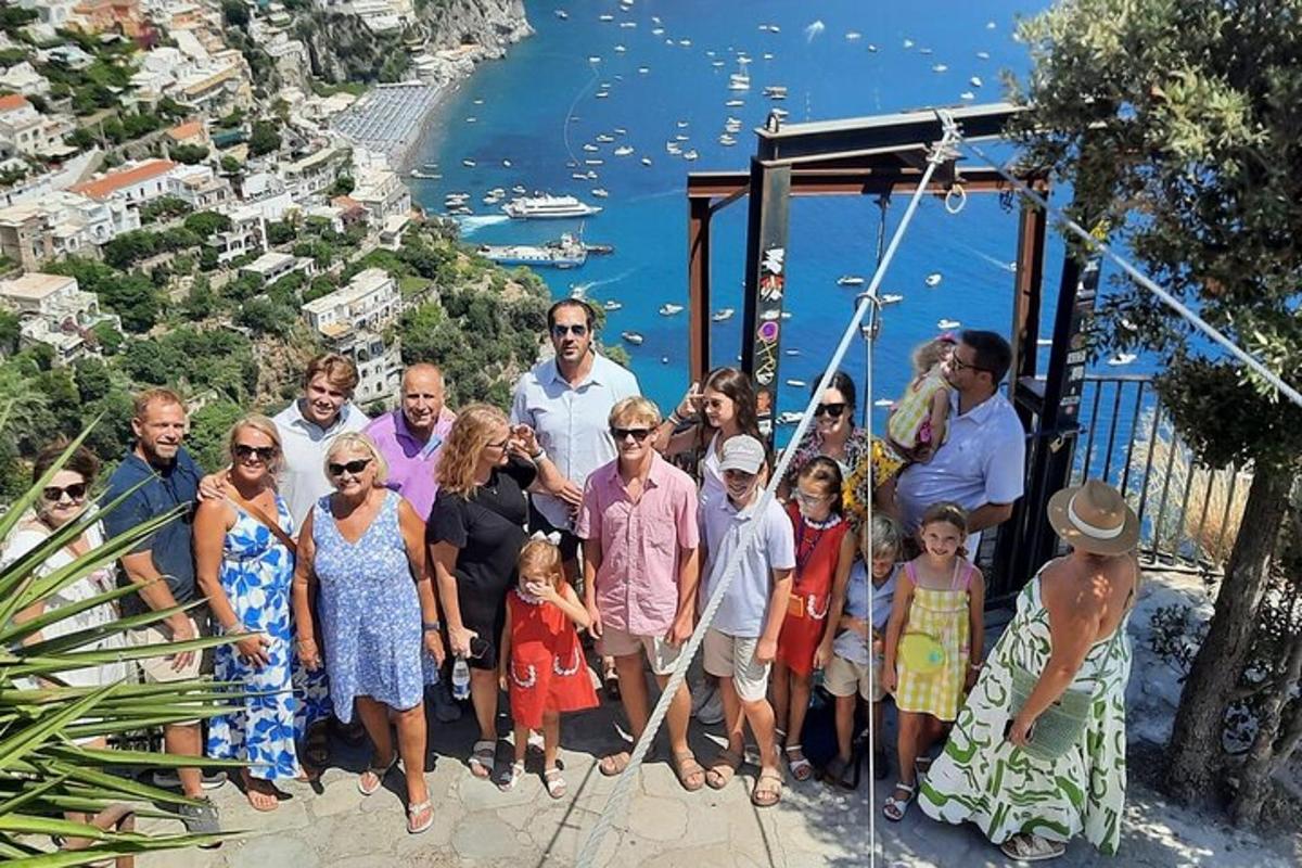 suur grupp inimesi poseerib pildi jaoks