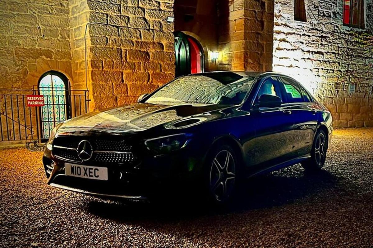 auto zaparkované na ulici v budově
