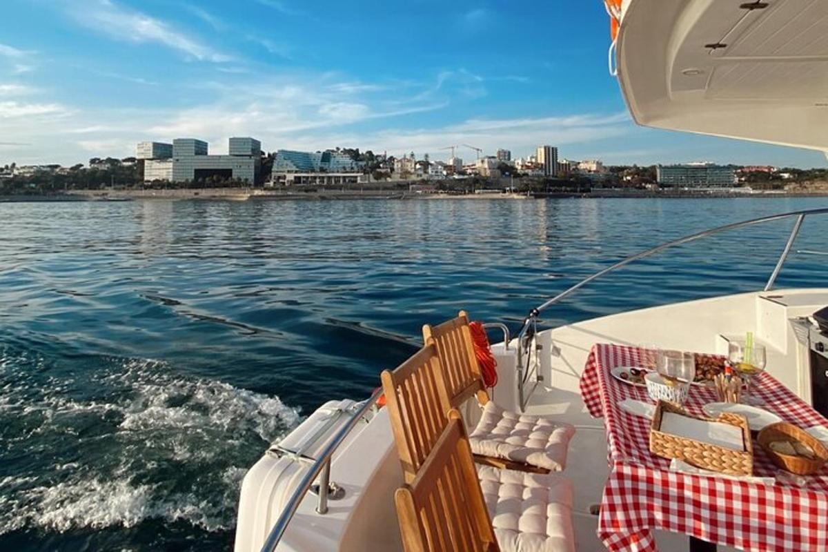 um barco com uma mesa e cadeiras na água