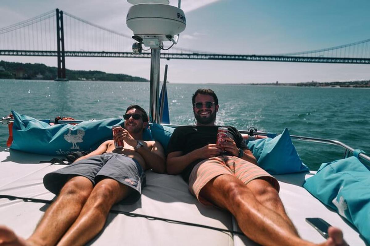 dois homens deitados em um barco na água