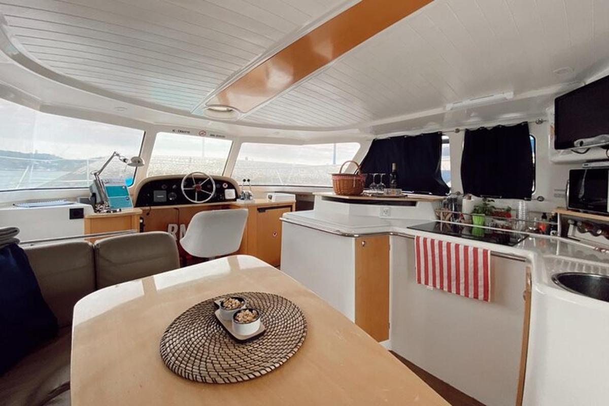 een keuken en een tafel in een boot
