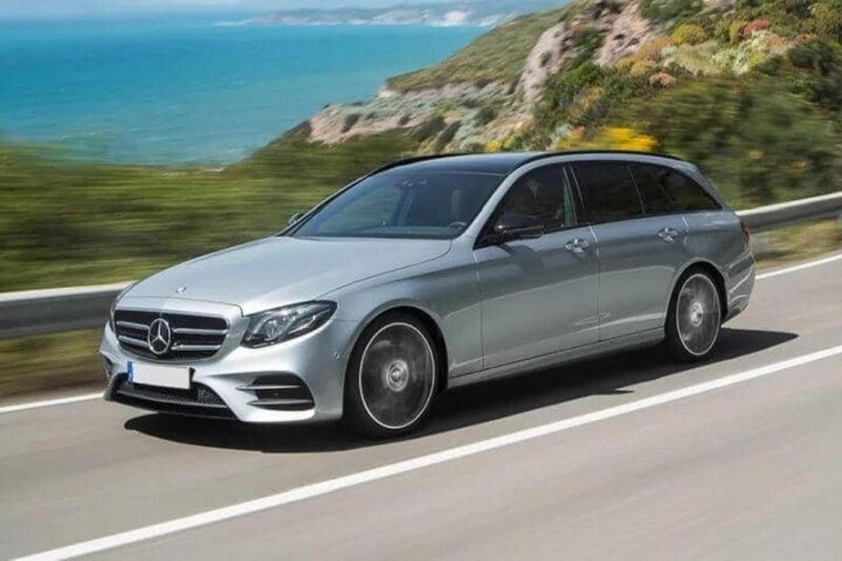 stříbrný vůz Mercedes Benz jedoucí po silnici