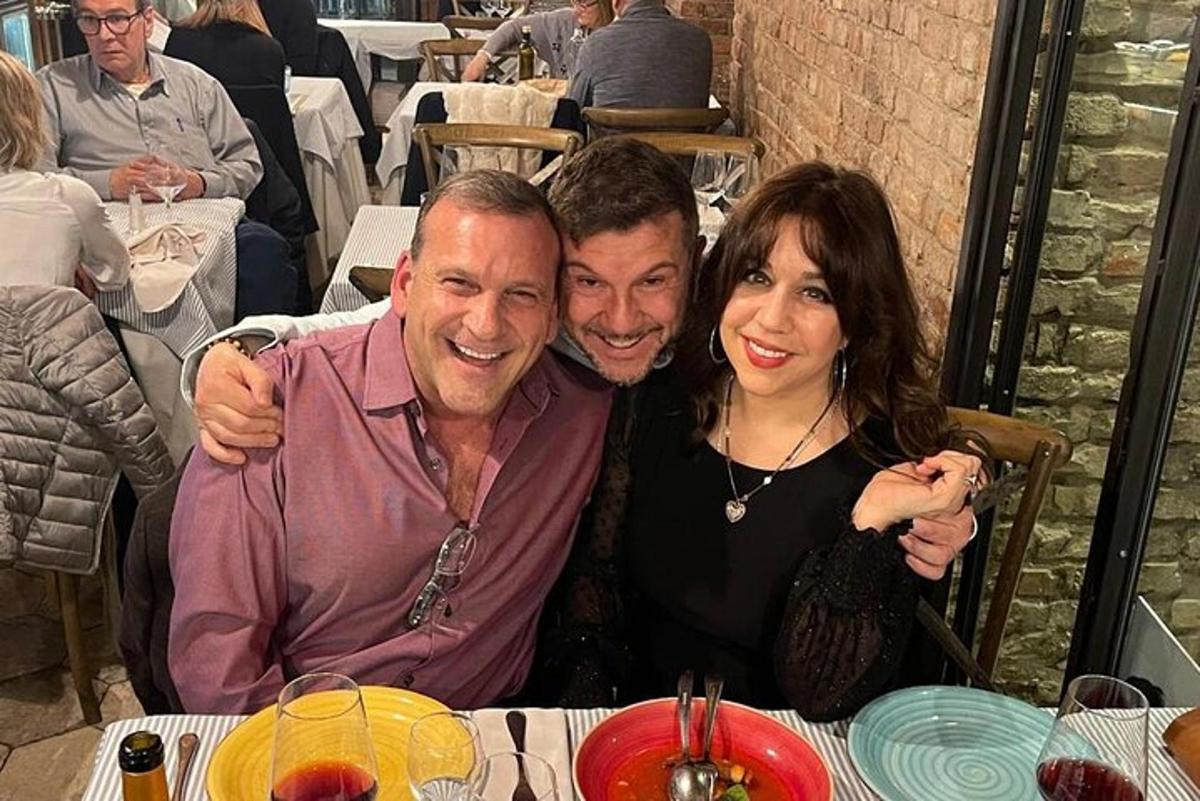 un uomo e una donna seduti a un tavolo