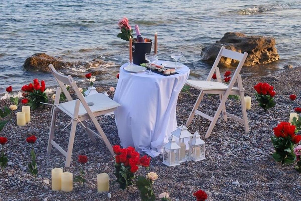 сто са столицама и свећама на плажи