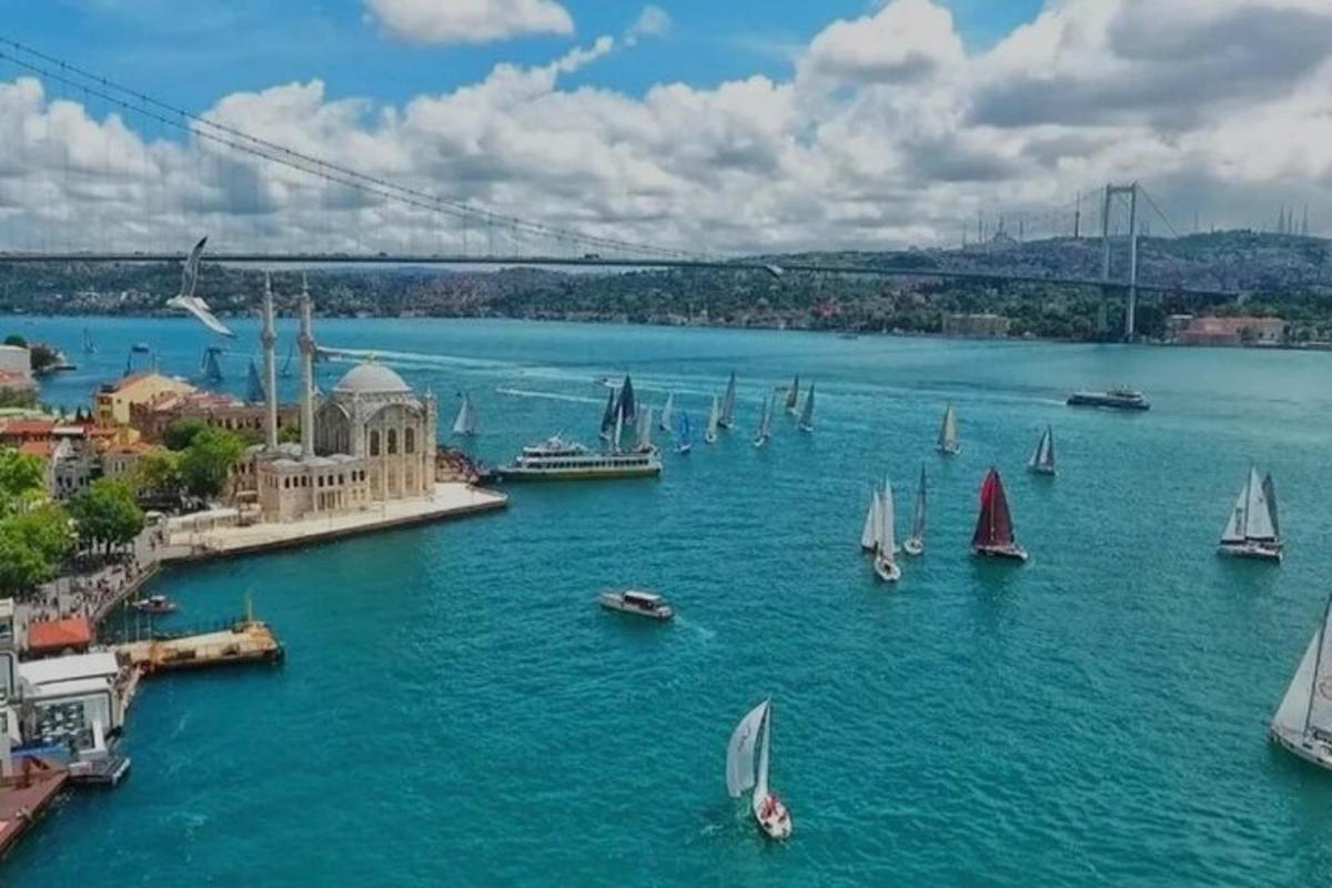 مجموعة من القوارب في مساحة كبيرة من المياه