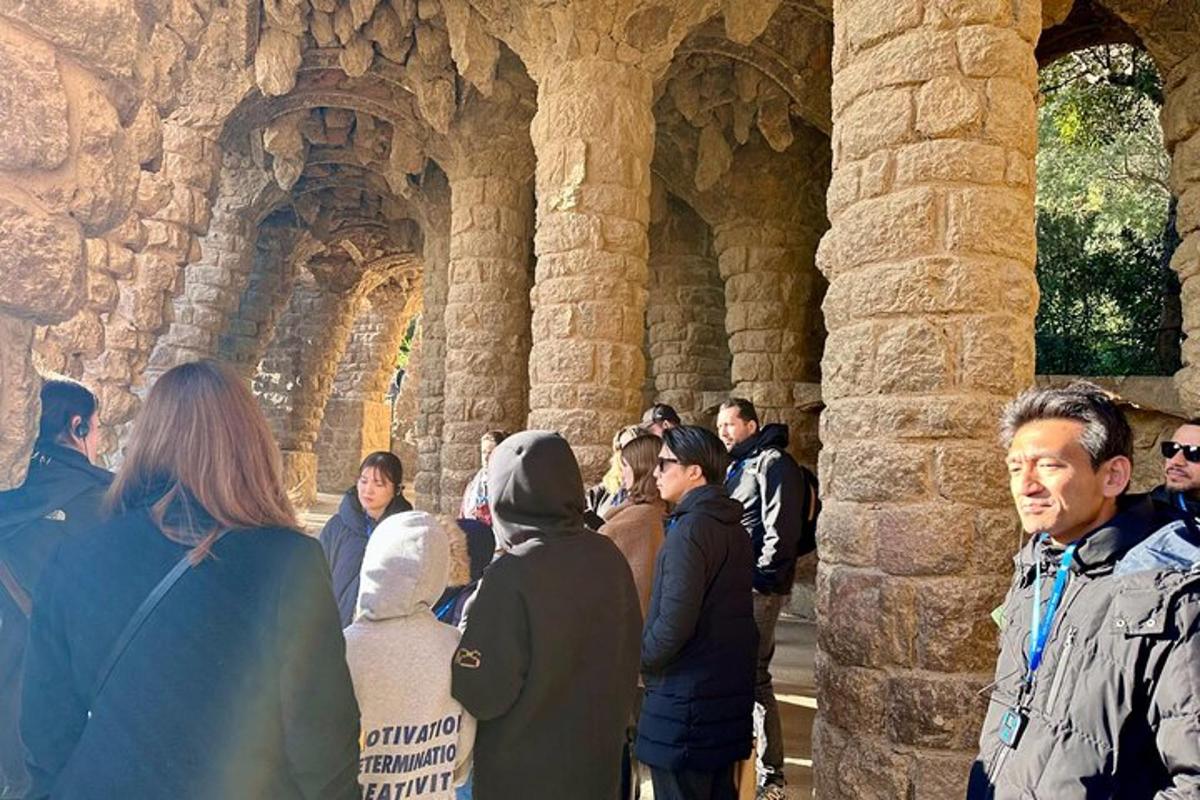 un gruppo di persone in piedi all'interno di un edificio in pietra