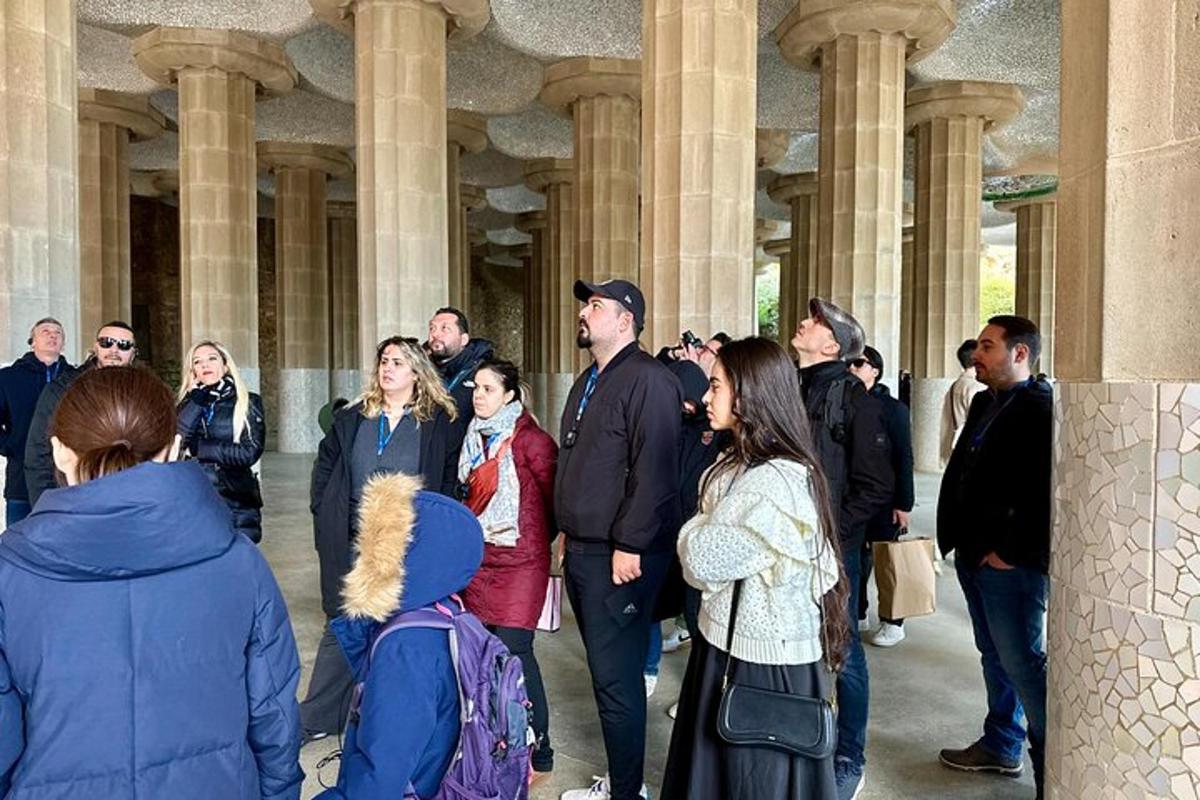un gruppo di persone in piedi fuori da un edificio
