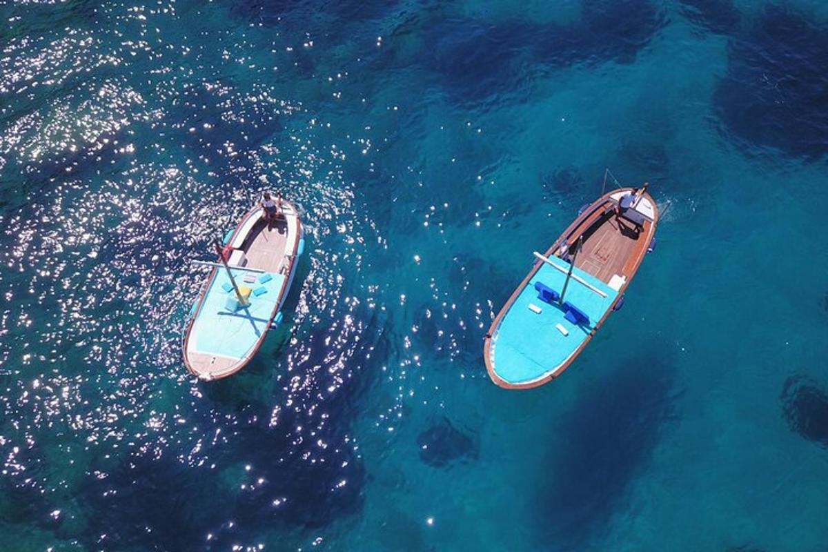 due barche sono sedute nell'acqua blu