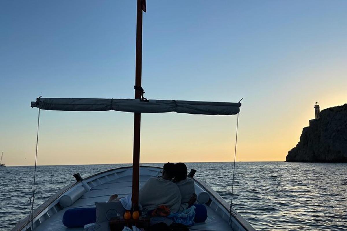 un uomo e una donna seduti su una barca in acqua