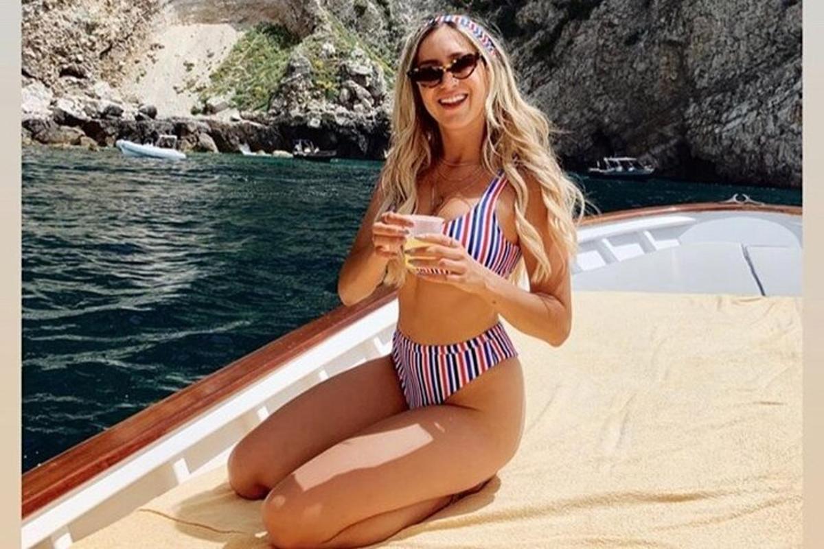 una donna in bikini seduta su una barca