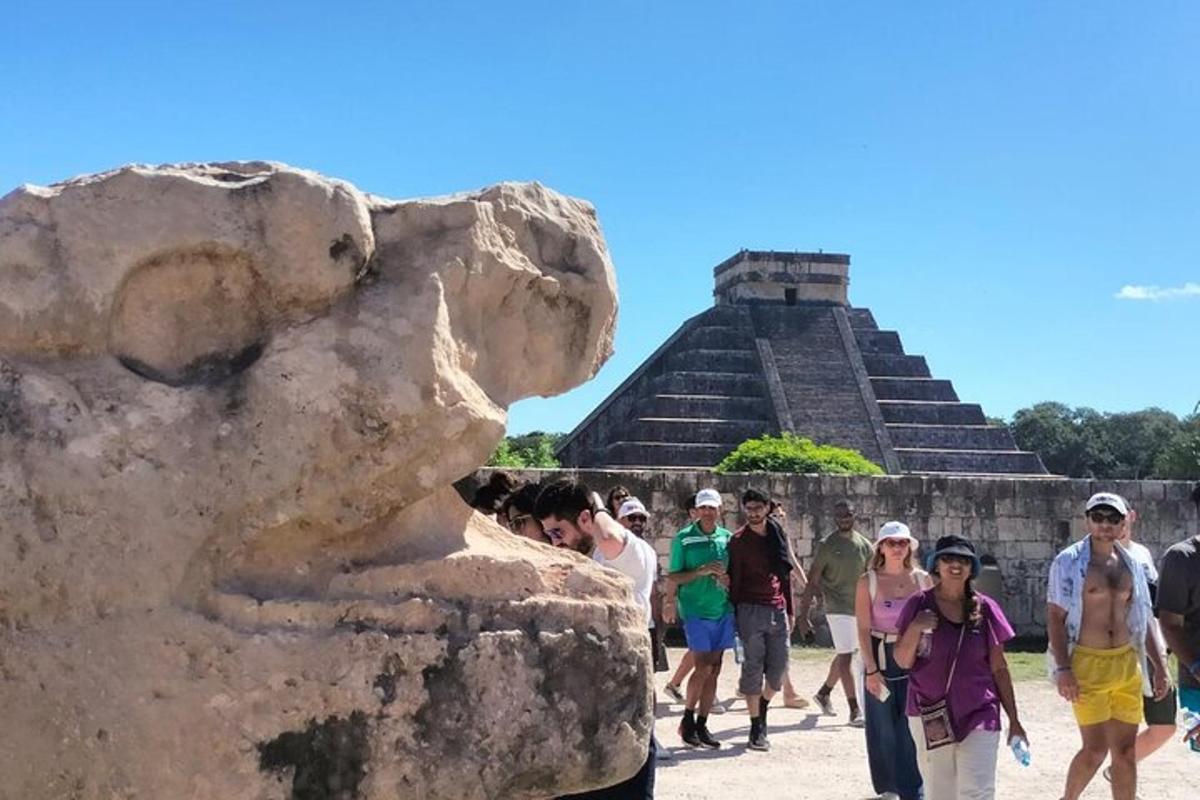 un groupe de personnes marchant autour de la pyramide
