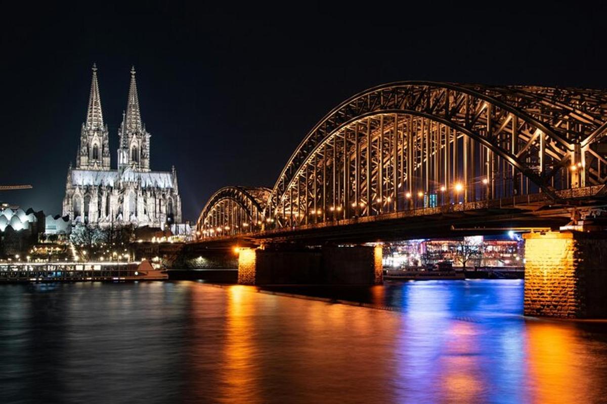 eine Brücke über einen Fluss mit einer Burg und einer Kathedrale