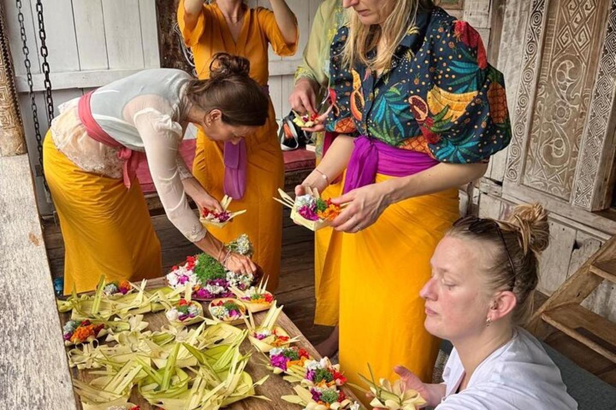 un grup de dones dretes al voltant d'una taula amb flors