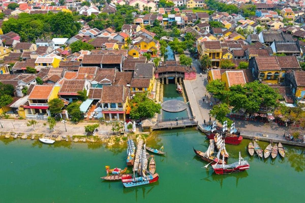 una vista aerea di una città con barche in acqua