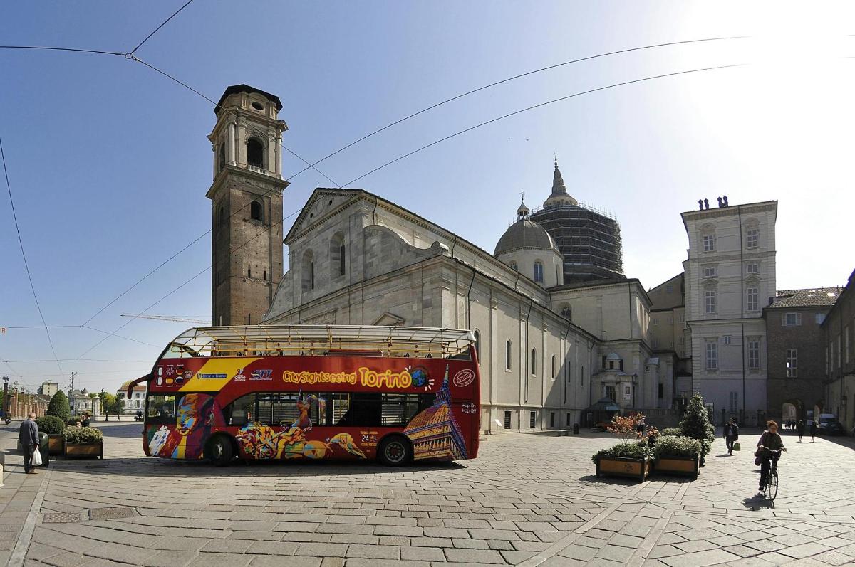 un autobus rosso a due piani parcheggiato davanti a un edificio