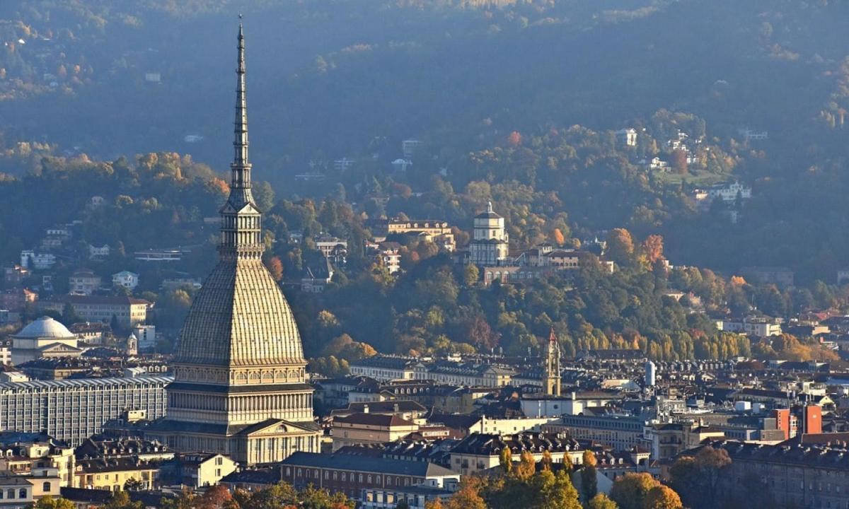 una vista di una città con un'alta torre