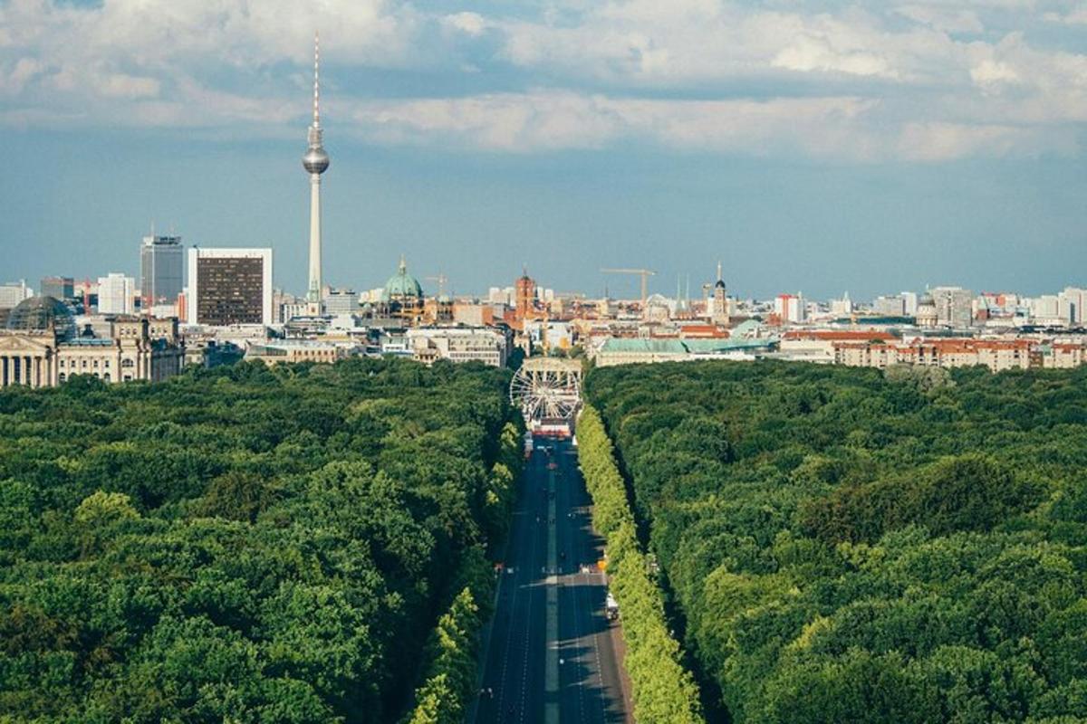 Una vista de una ciudad con una carretera y edificios.