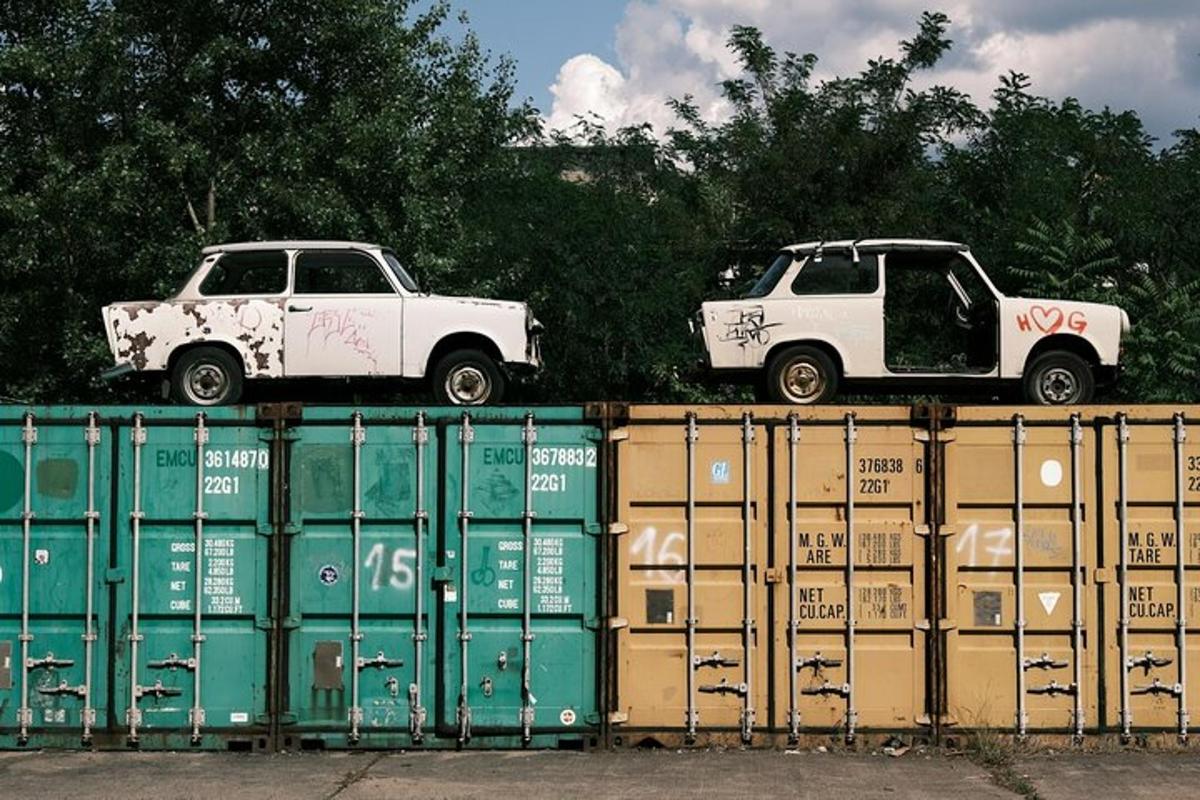 due camion bianchi parcheggiati sopra una recinzione