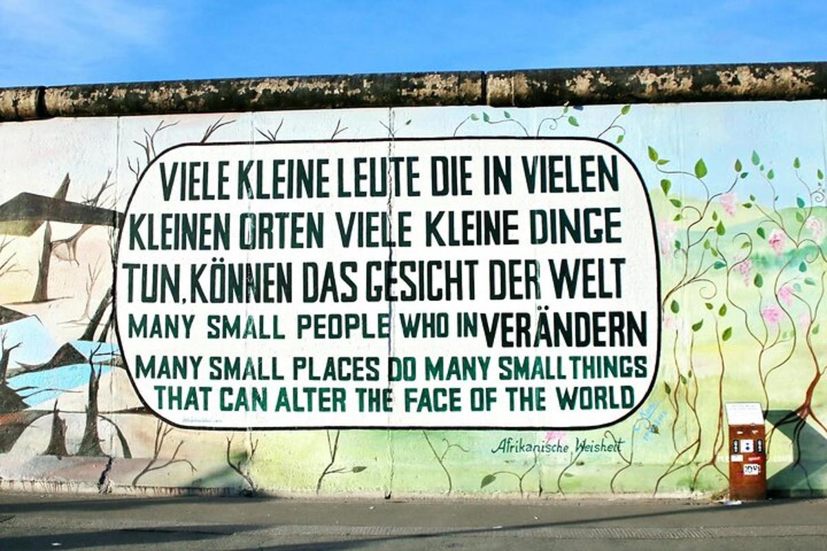 un muro con un cartello con un murale