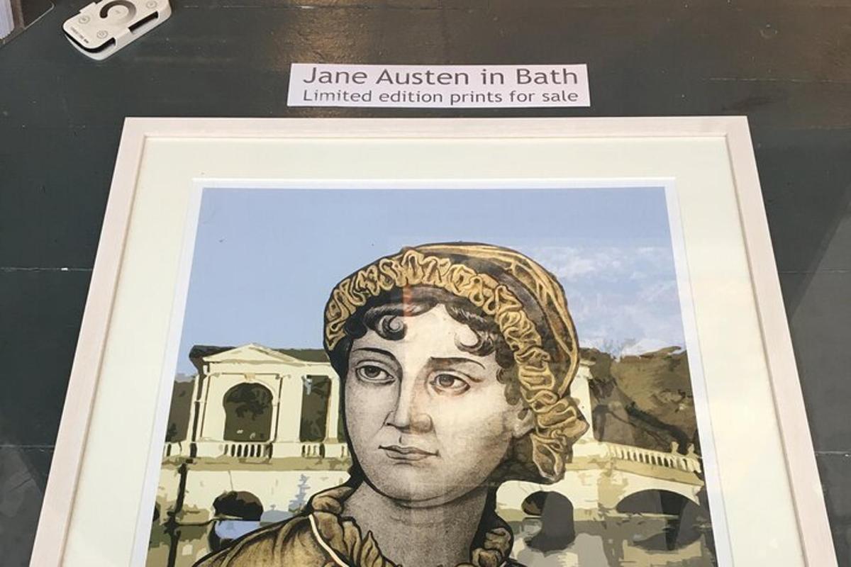 un dipinto di una statua di una donna di fronte a un edificio