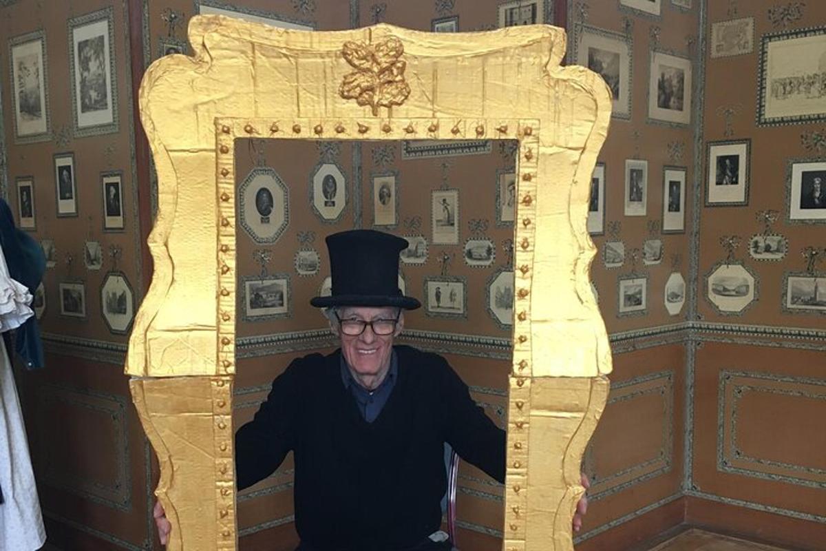 un uomo con un cappello a cilindro in una stanza con uno specchio