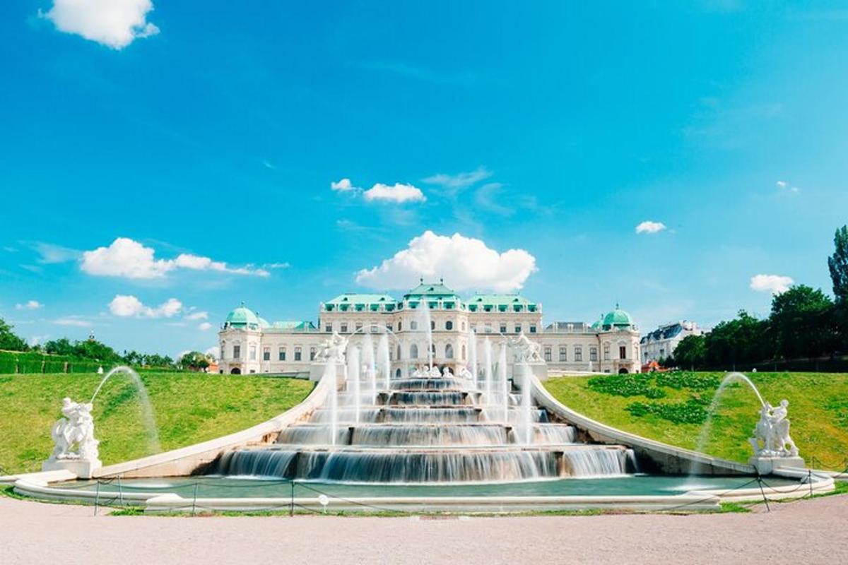 palác s fontánou před budovou