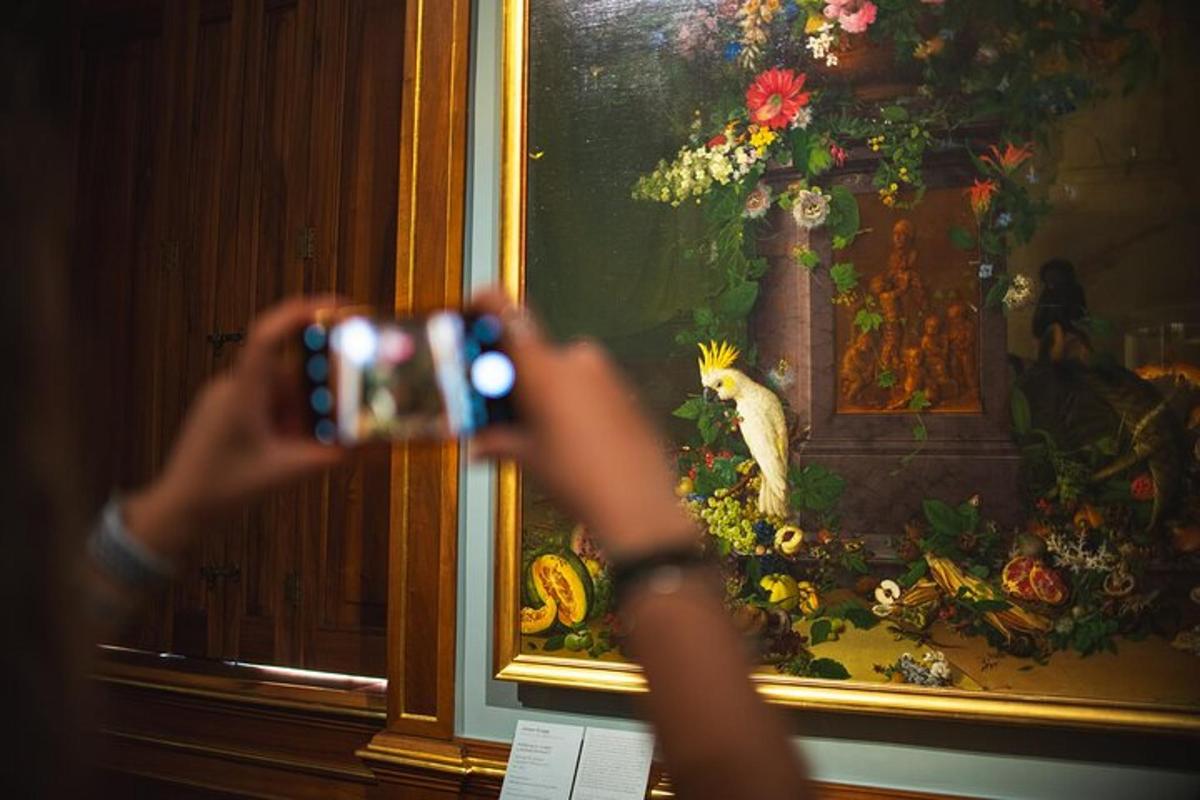 osoba fotografující obraz
