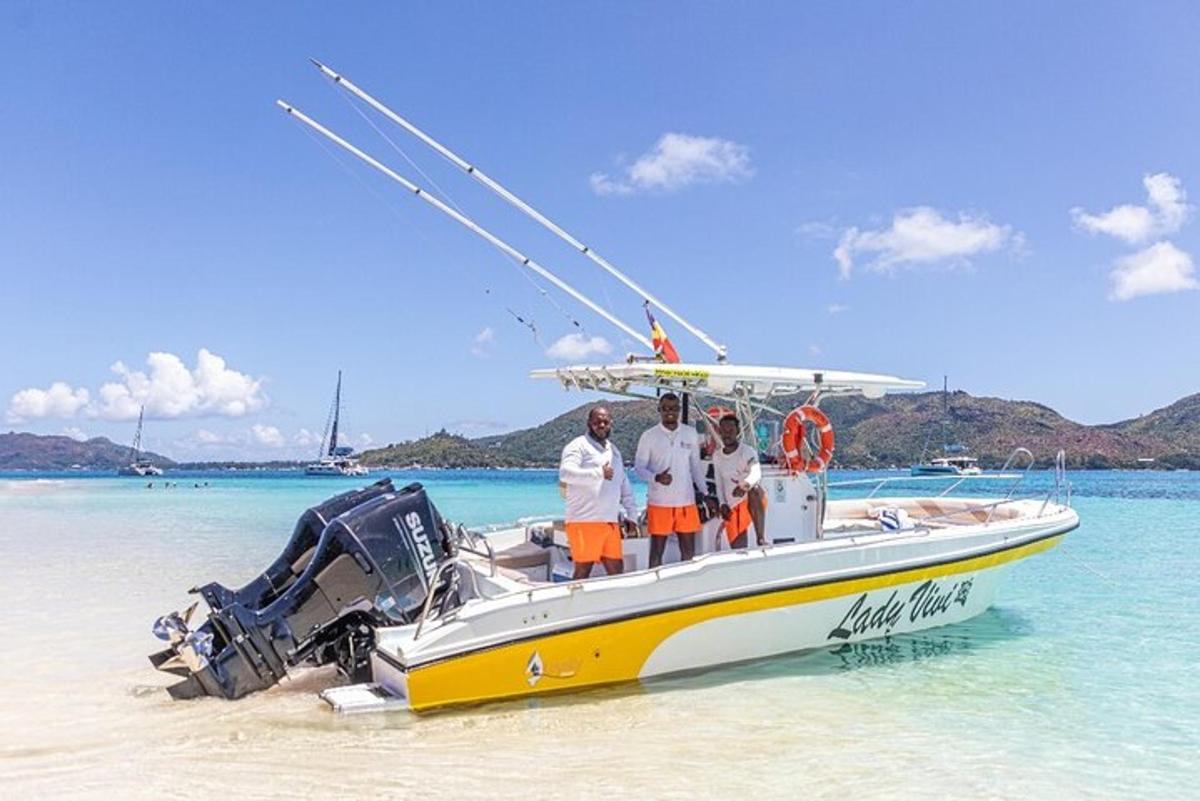 tři lidé stojící na lodi na pláži