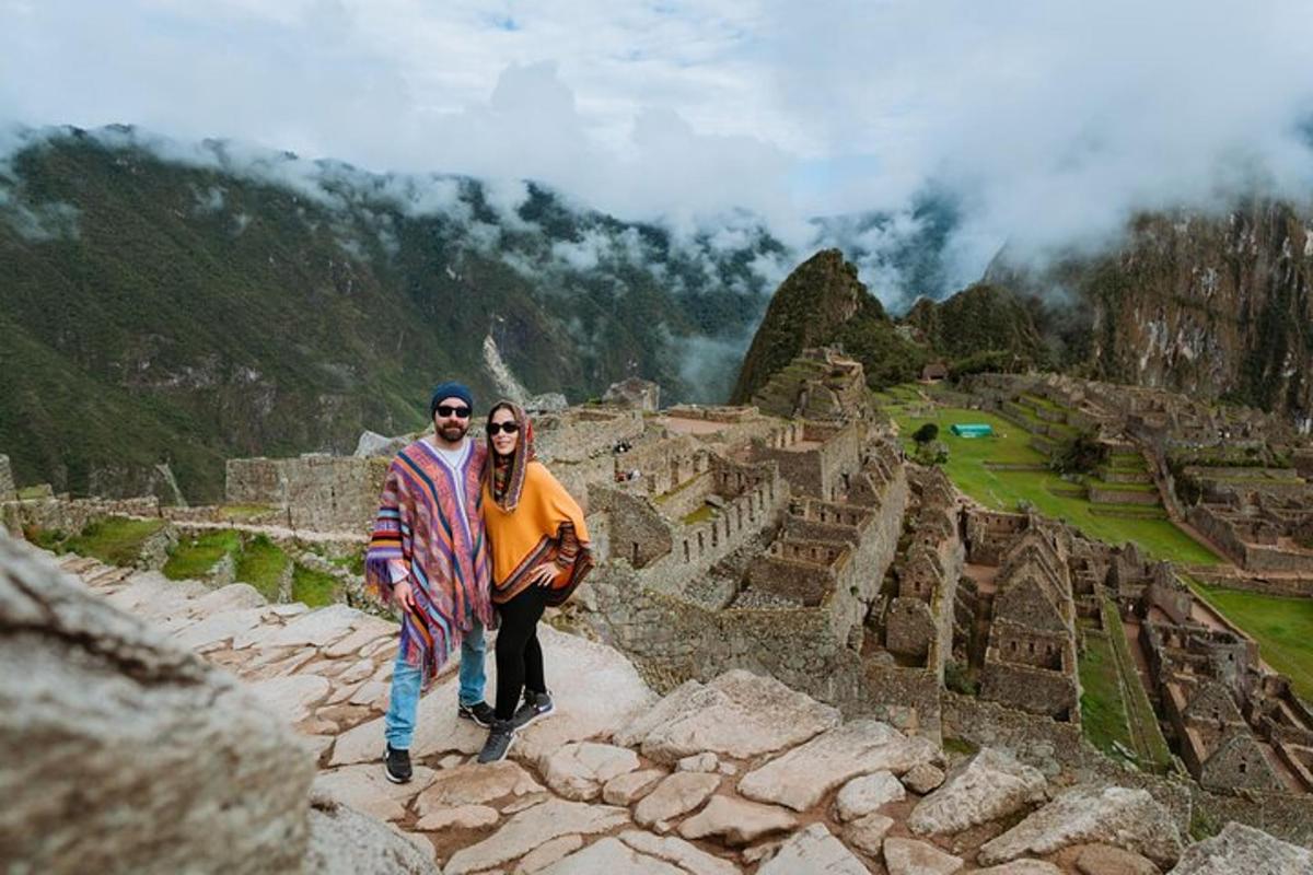 un uomo e una donna in piedi in cima a delle rovine