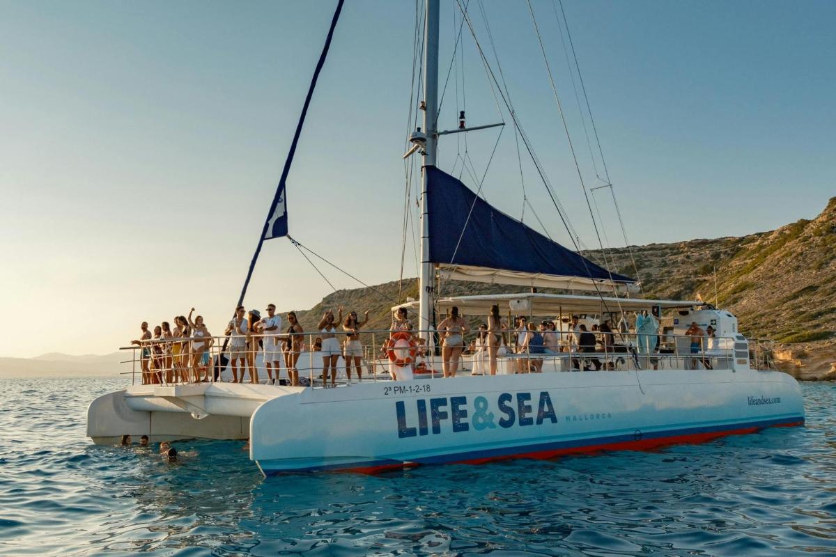 eine Gruppe von Menschen auf einem Boot im Wasser