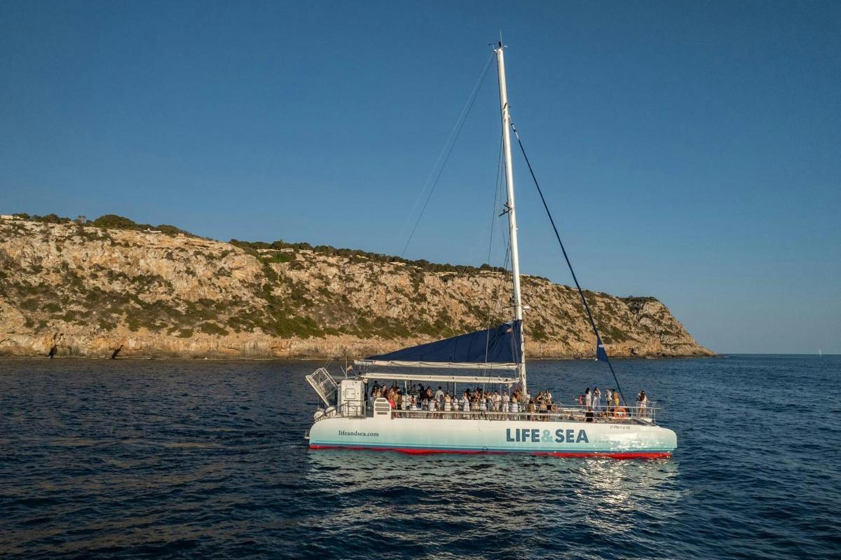 ein Boot mit Menschen darauf im Wasser