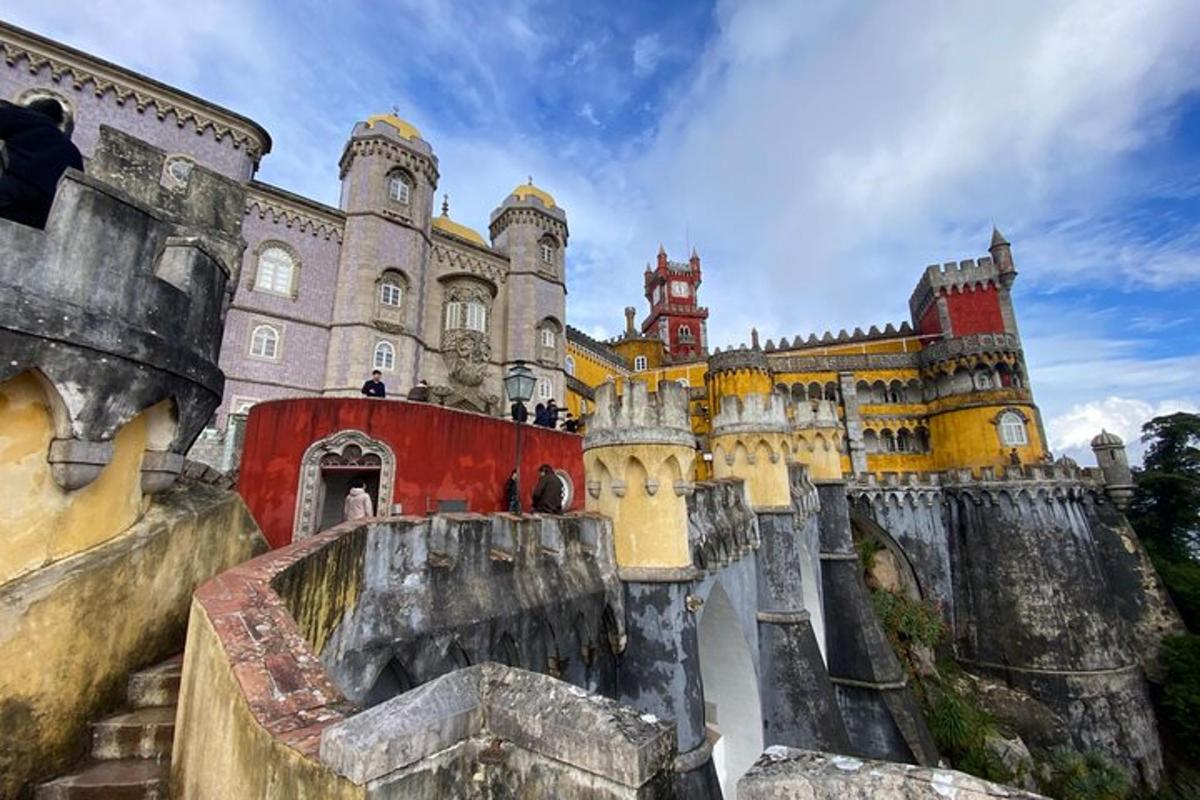 um grande castelo é mostrado em um dia nublado