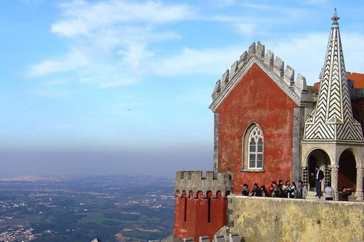 uma igreja no topo de uma colina com pessoas do lado de fora