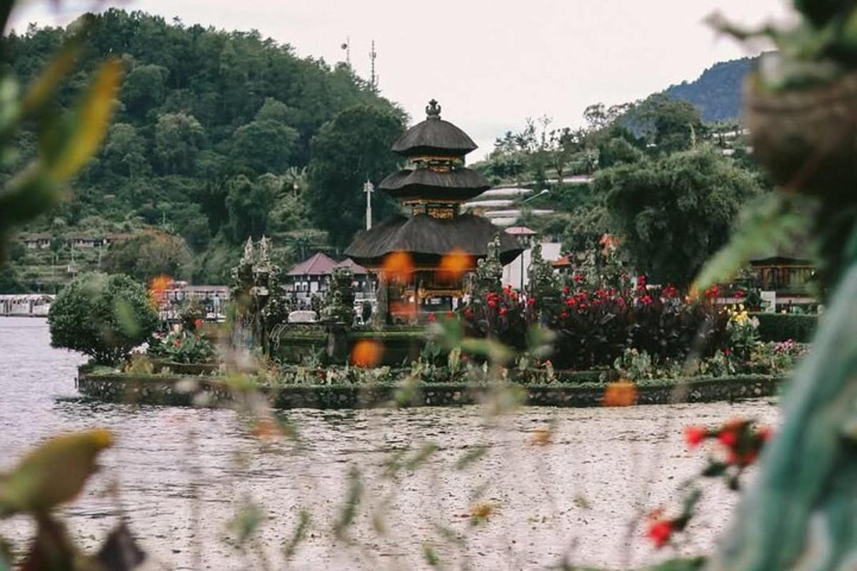 pagoda uprostřed vodní plochy
