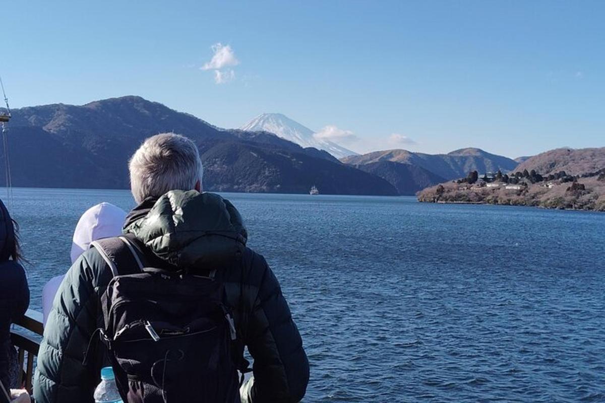 seorang lelaki duduk di atas bot melihat tasik