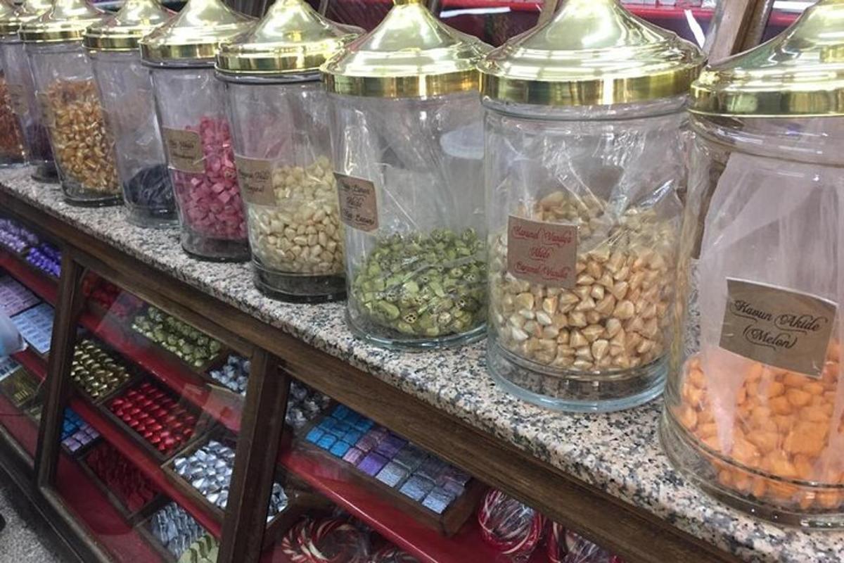 un munt de pots de menjar en un taulell d'una botiga