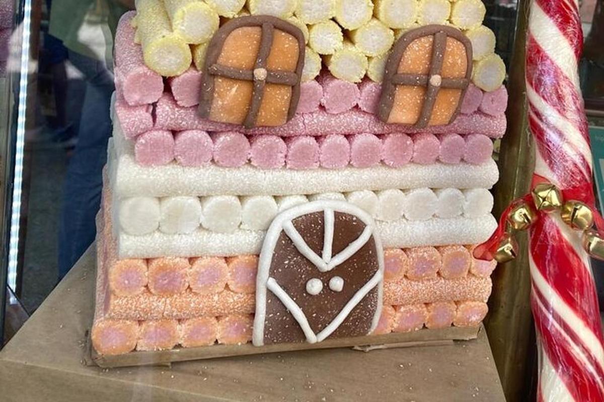 un pastís rosa i blanc amb aasteryasteryasteryasteryasteryasteryasteryasteryasteryasteryaster