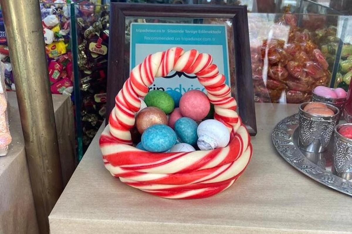 una cistella d'ous de Pasqua sobre una taula