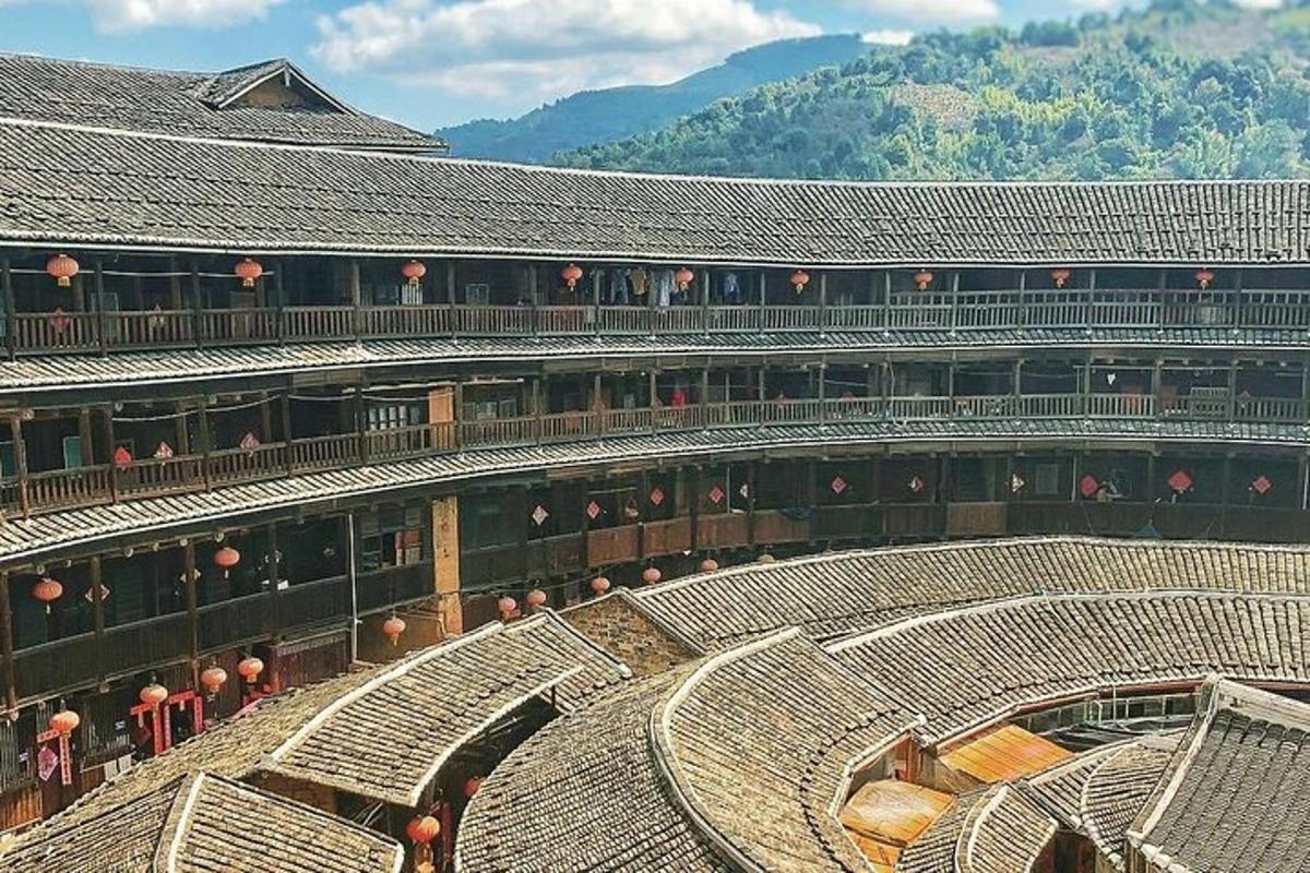un anfiteatro vuoto di fronte a un edificio