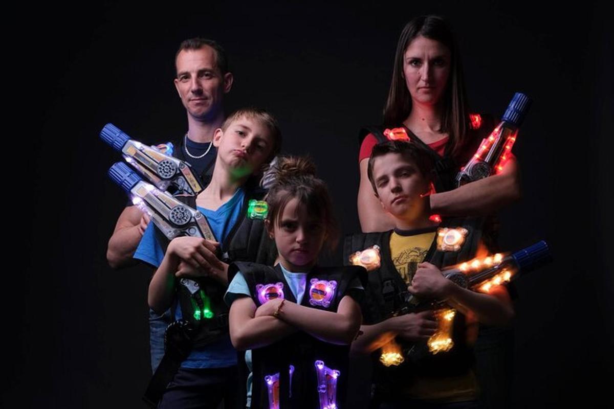 Un grupo de personas posando para una foto con armas.