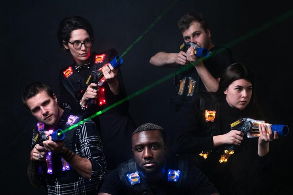 Un grupo de personas paradas juntas sosteniendo armas