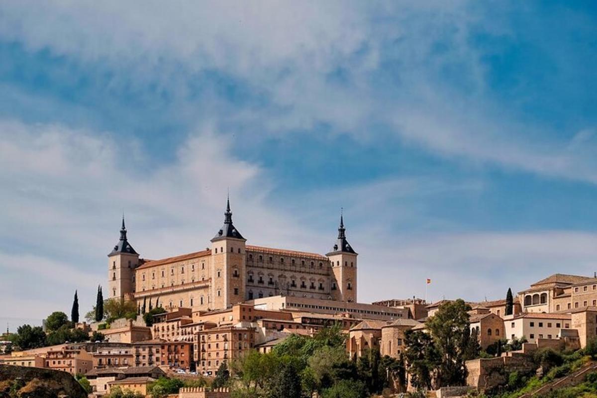 un gran edificio situado en la cima de una colina